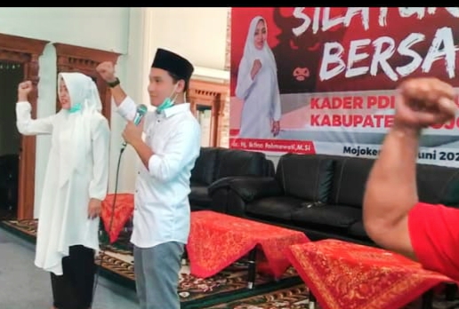Pasangan Ikfina-Gus Barra bertemu dengan sejumlah fungsionaris PAC PDIP Kabupaten Mojokerto di guesthouse Institut KH Abdul Chalim. Foto dan captions: Djoko Sahid